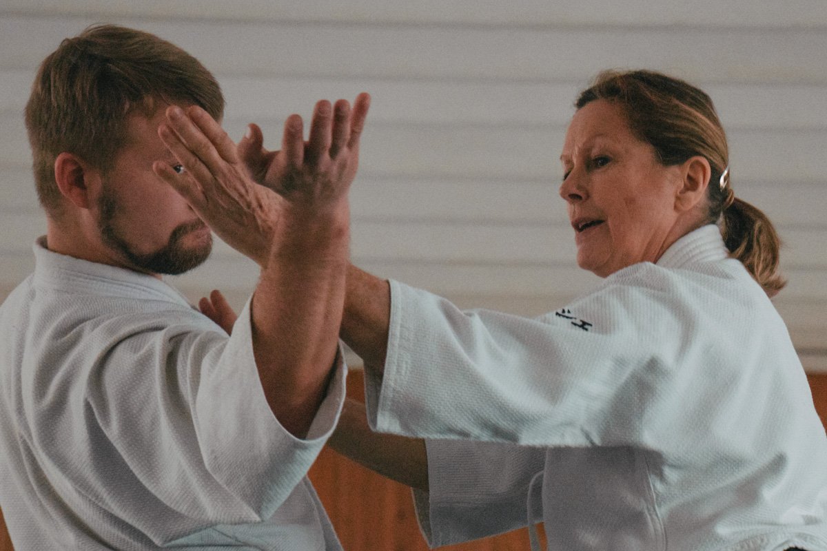 Как правильно поставить и развернуть руки Как правильно поставить и развернуть руки