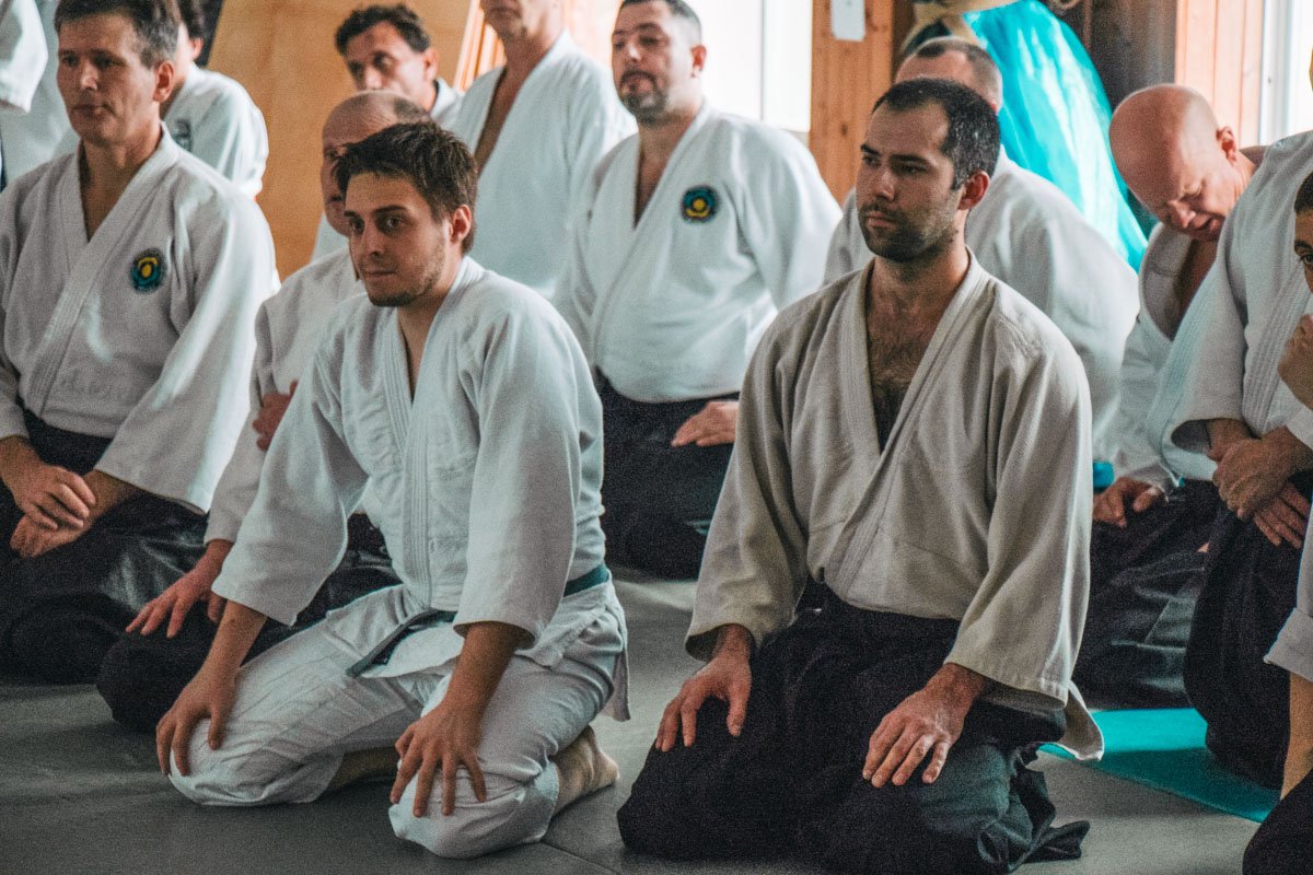 Присутствующие на семинаре внимательно слушали о новшествах и классике в айкидо Присутствующие на семинаре внимательно слушали о новшествах и классике в айкидо