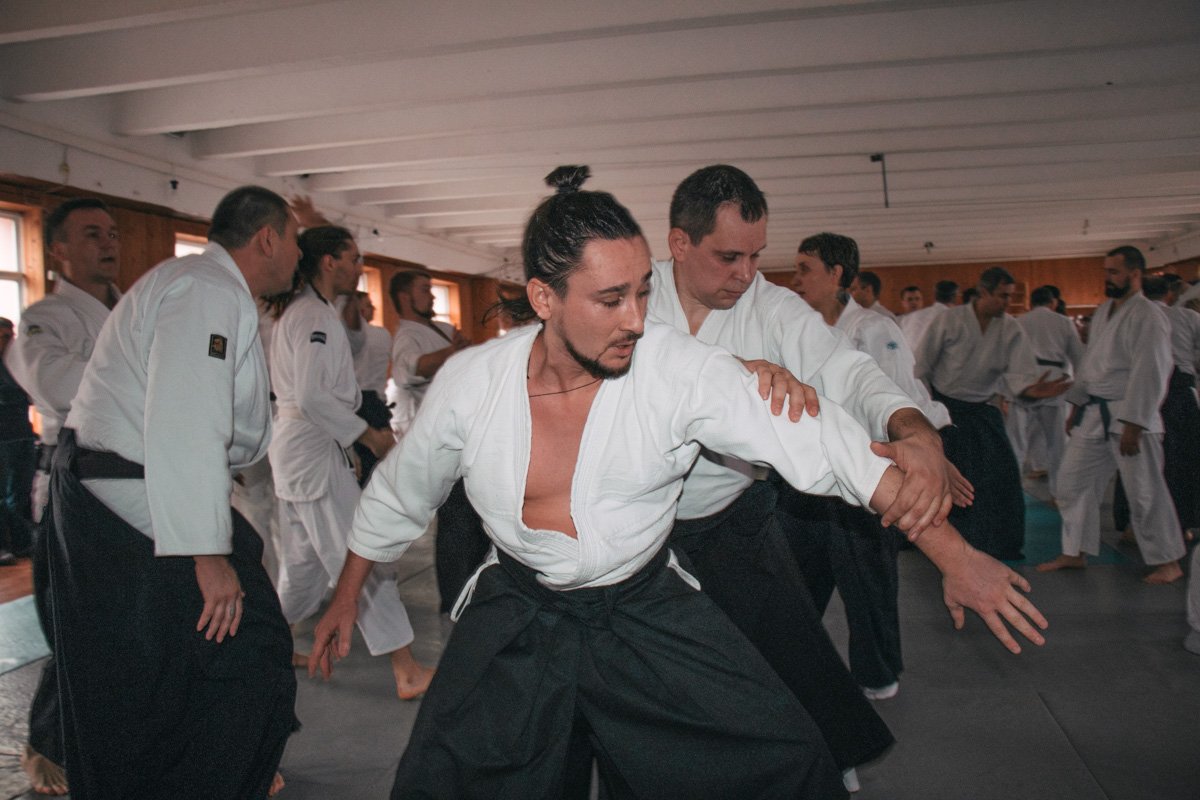 В айкидо очень важно чувствовать касания и ощущать движение В айкидо очень важно чувствовать касания и ощущать движение