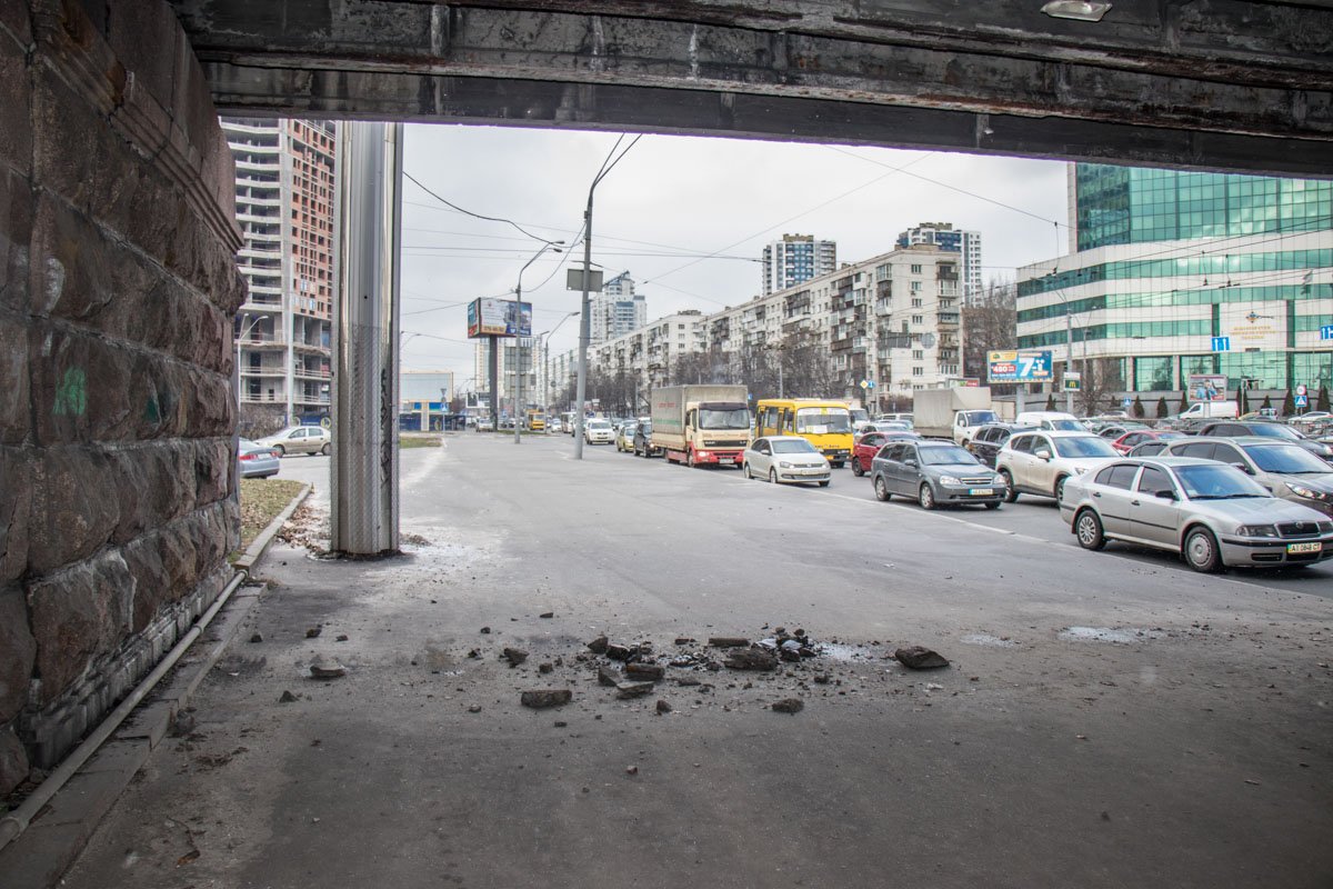 Под мостом валялись куски бетона Под мостом валялись куски бетона