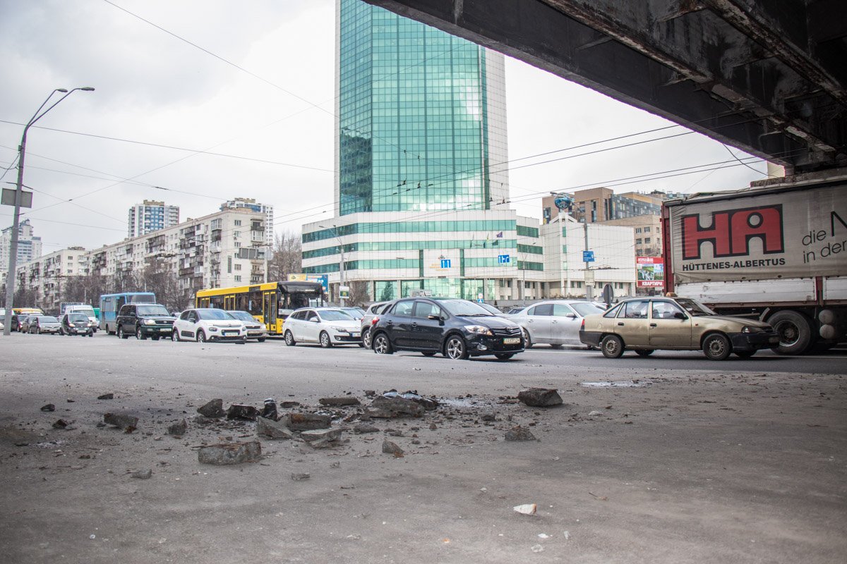 И куски бетона не убрали работники И куски бетона не убрали работники