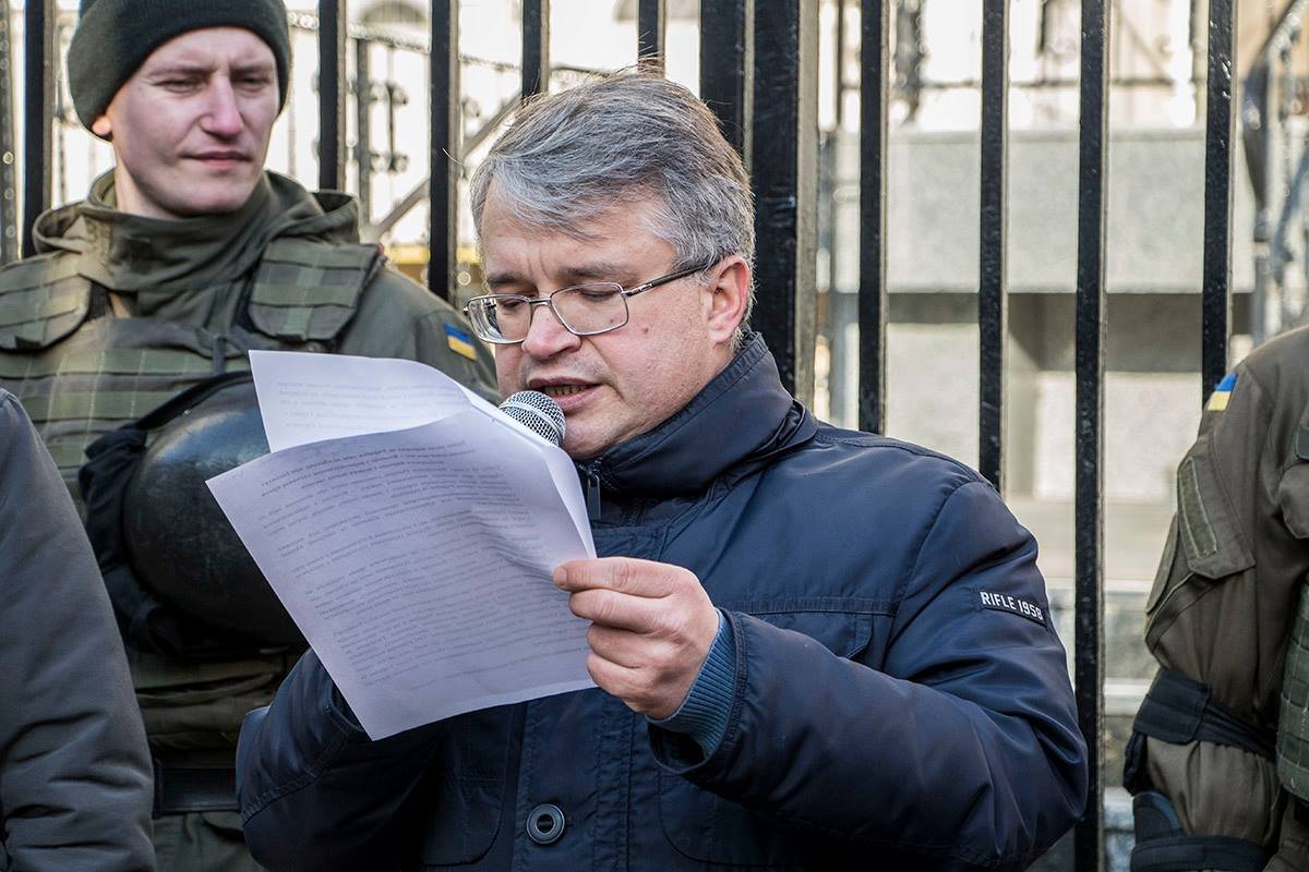 Перед передачей заявления активисты зачитали текст обращения присуствующим Перед передачей заявления активисты зачитали текст обращения присуствующим