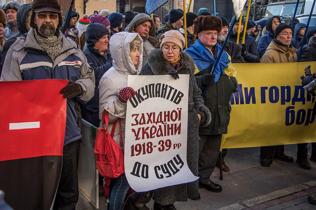 Многие люди пришли с плакатами, на которых были написаны лозунги Многие люди пришли с плакатами, на которых были написаны лозунги