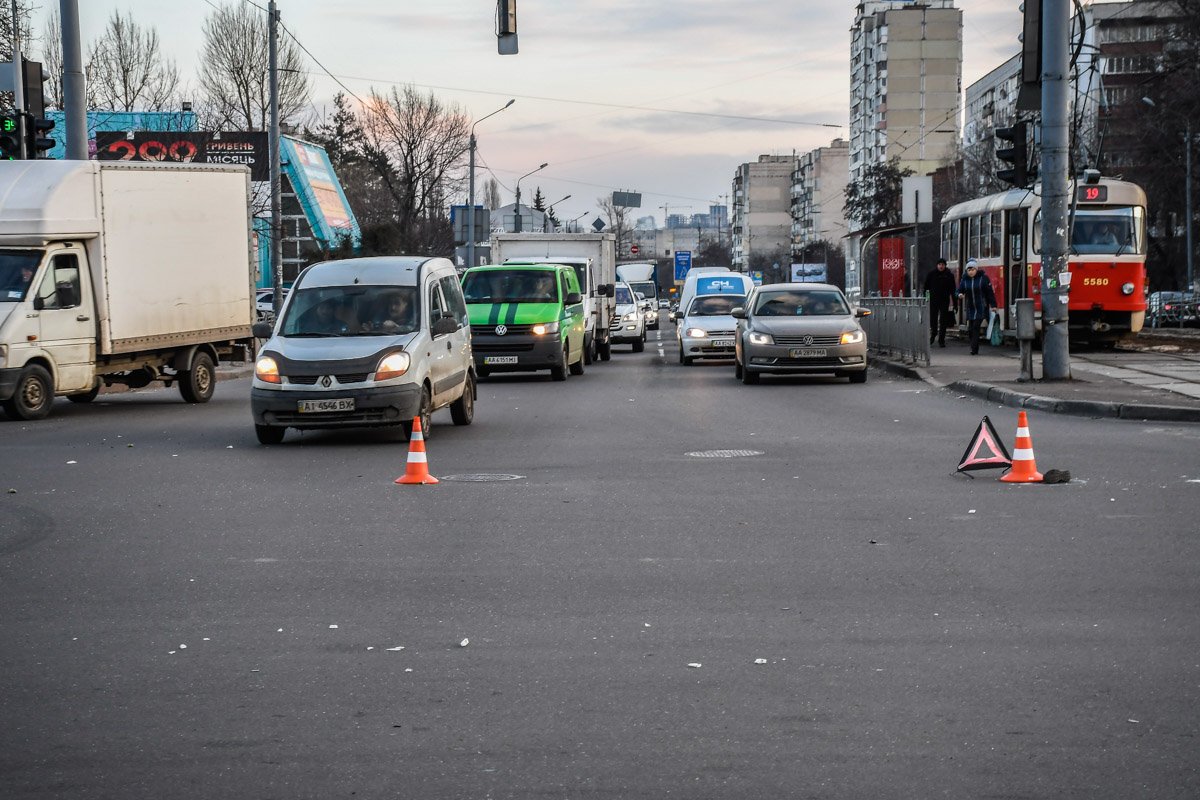 На перекрестке образовалась небольшая пробка На перекрестке образовалась небольшая пробка