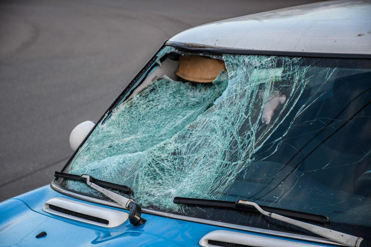 Стекло MINI Cooper вдребезги Стекло MINI Cooper вдребезги