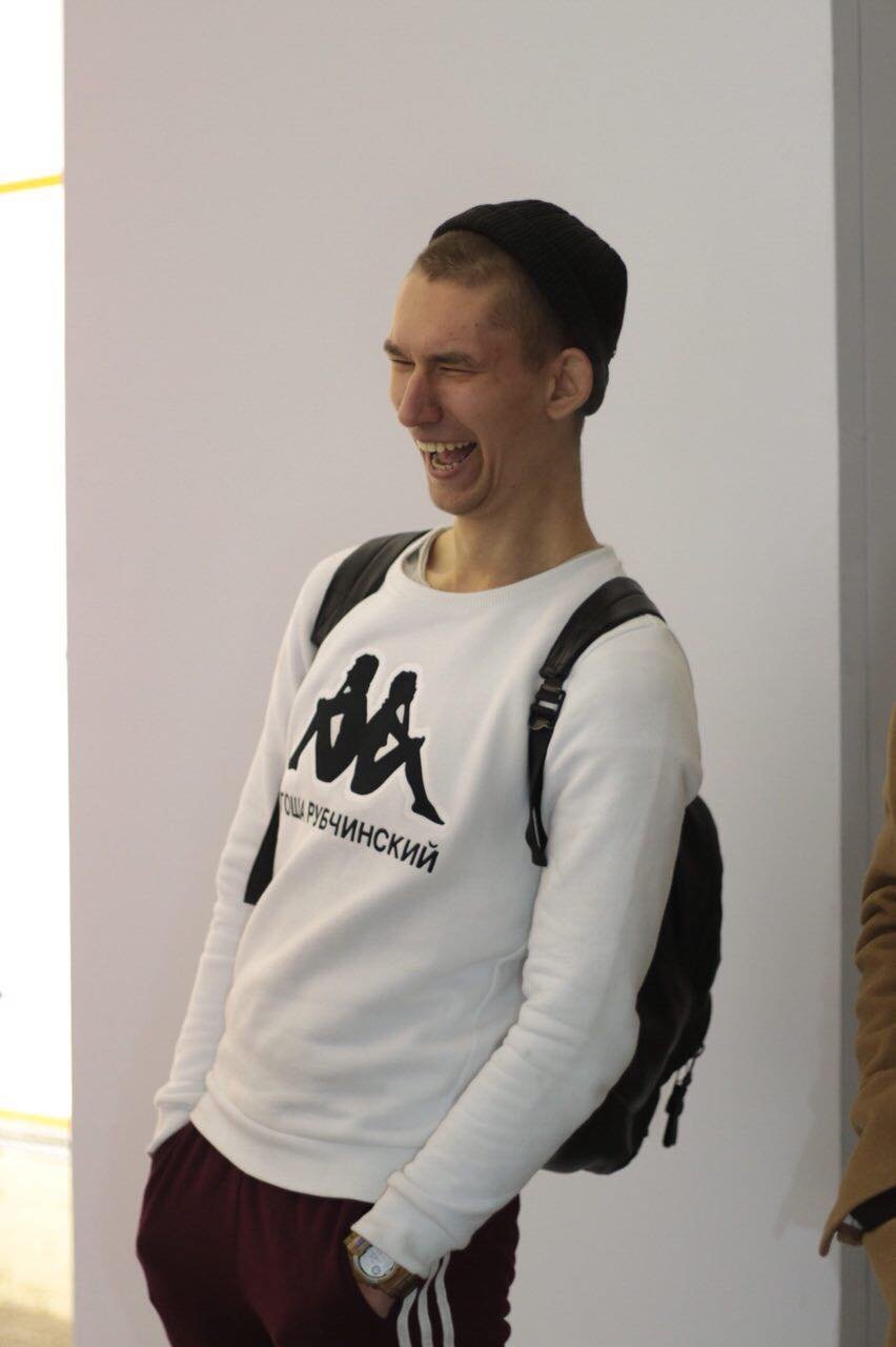 Во время показа Ксении Шнайдер парень вышел на подиум