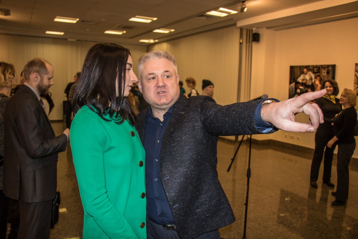 Зрители внимательно рассматривали фотоработы Лобанова 