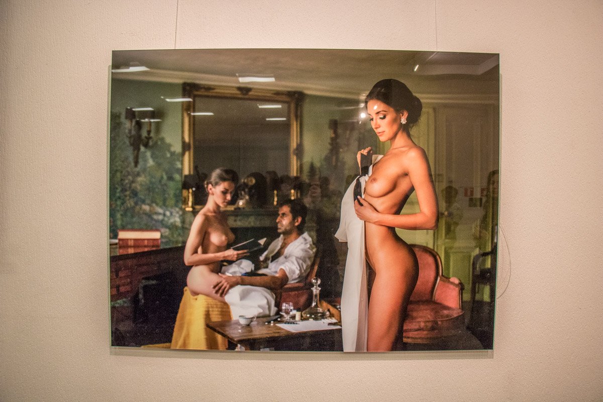 Изгиб оголенного женского тела - проявление эстетики и красоты 