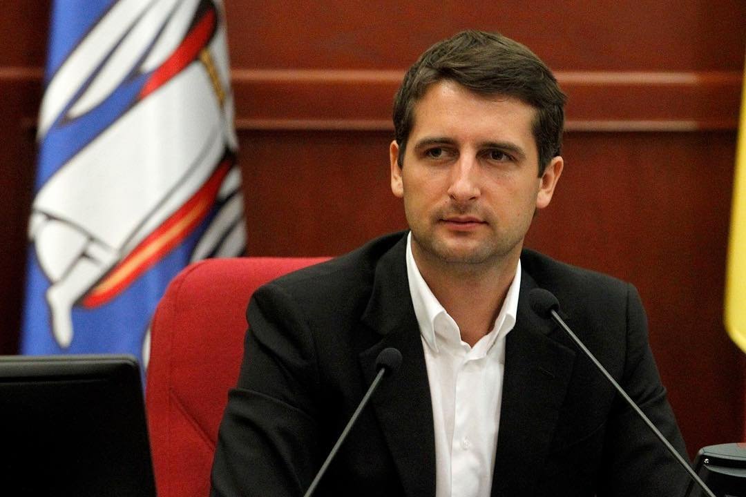 Молодой депутат смотрит в свое светлое будущее 