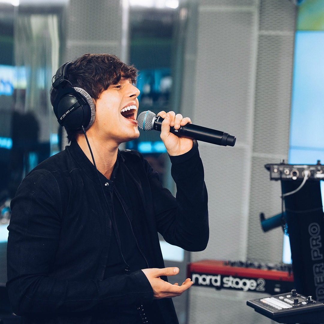 Никита ворвался в шоу-бизнес внезапно и за короткое время стал популярным певцом 