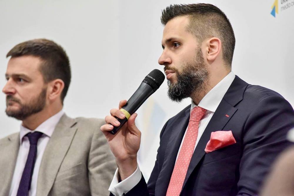 Максим умеет хорошо и стильно одеваться 