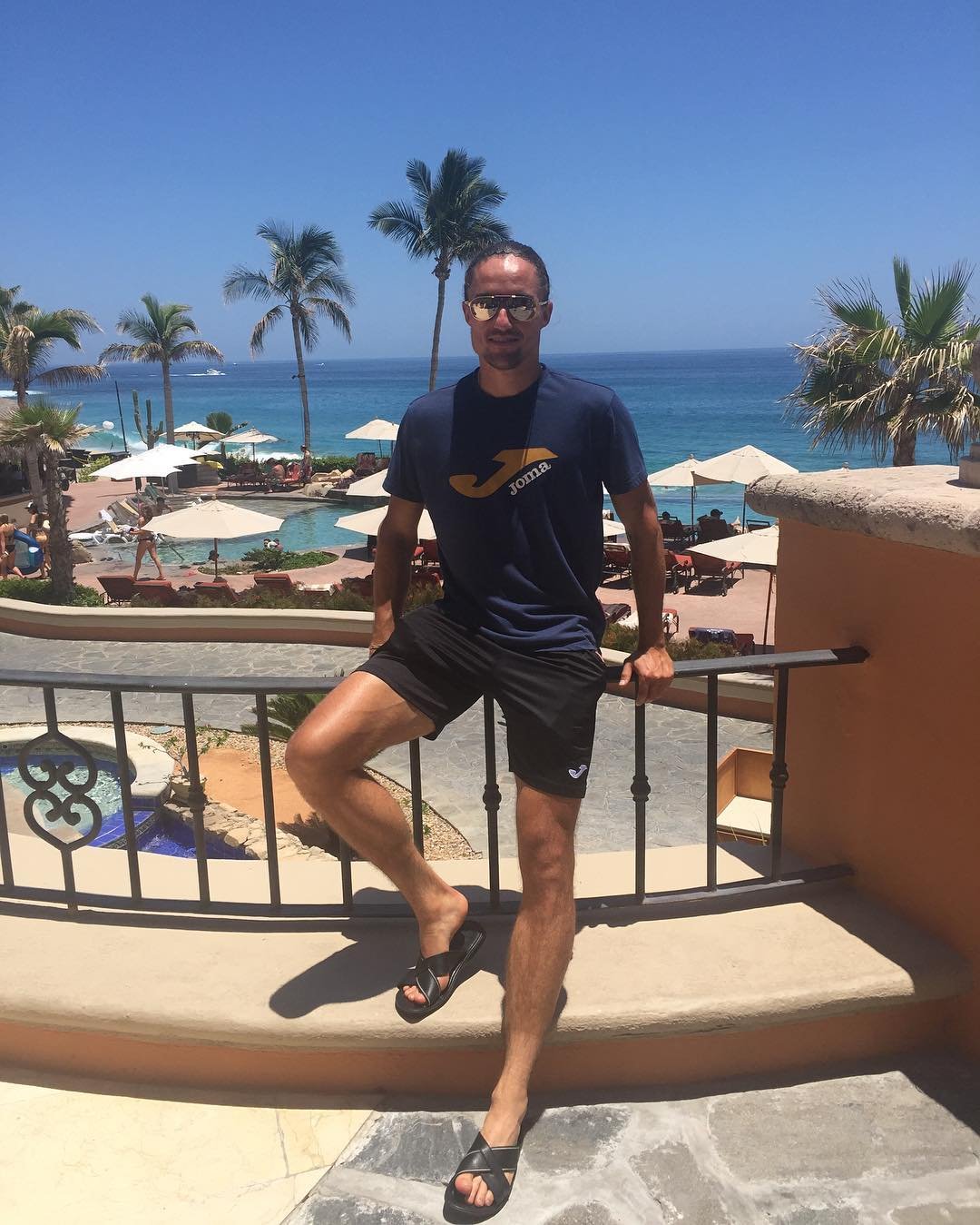 Спортсмен любит позагорать на пляже и красиво отдыхать