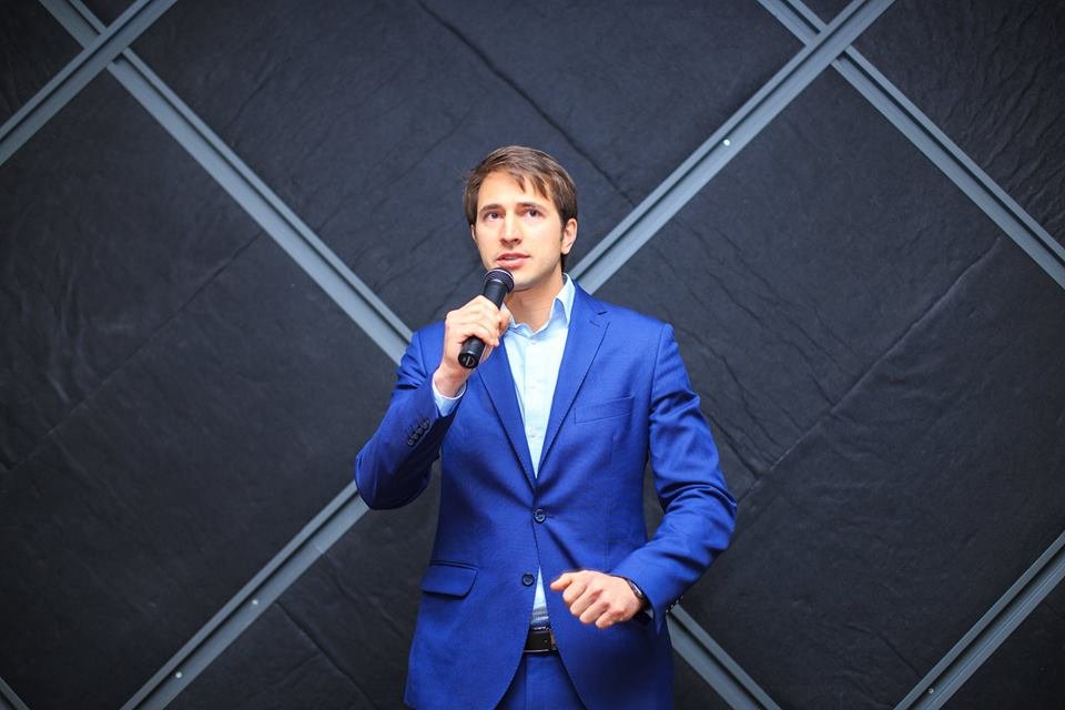 Синие костюмы особенно популярны среди бизнесменов и просто стильных мужчин