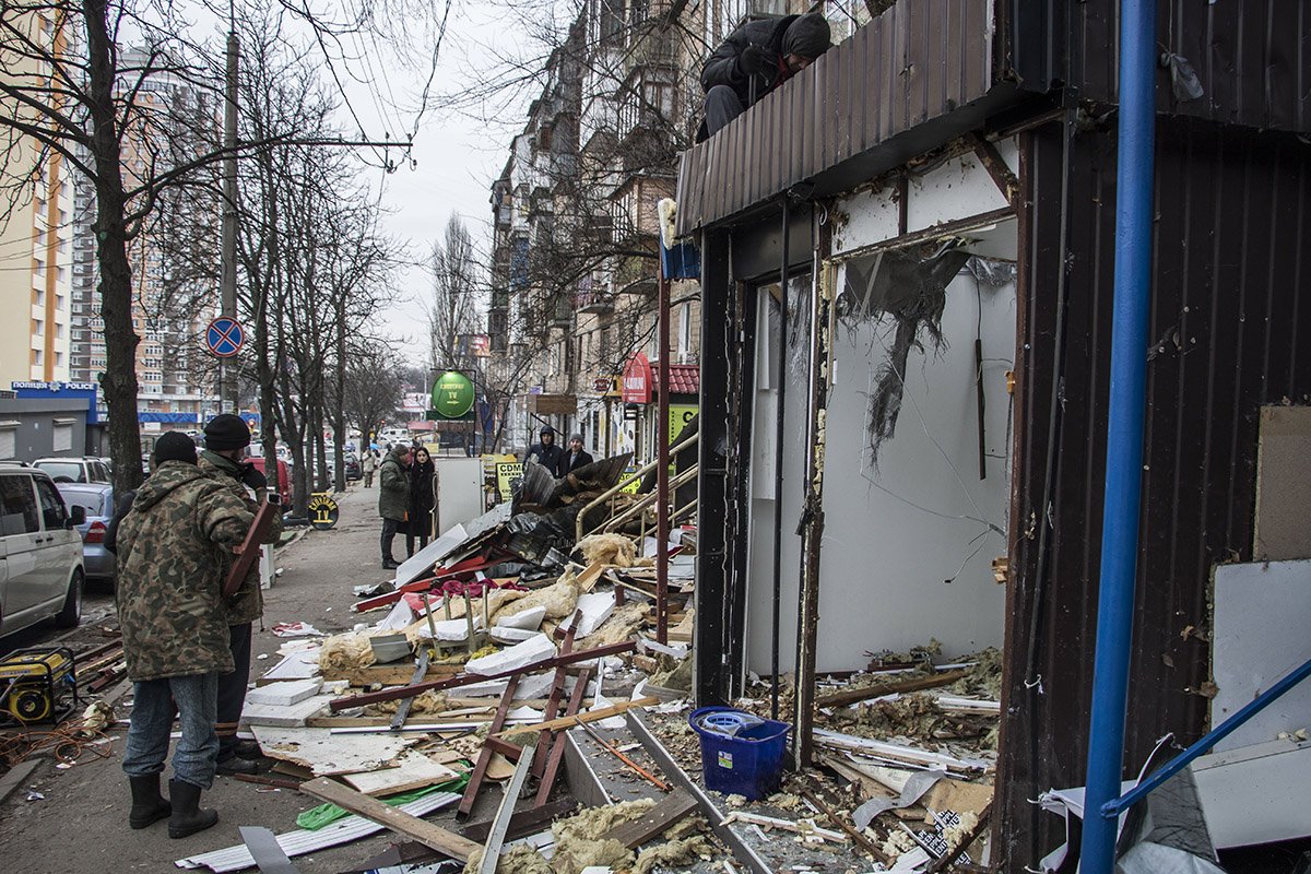 Проход захламлен остатками ларька