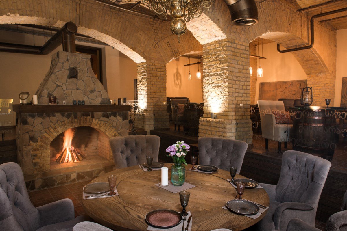 Интерьер напоминает старинный замок Интерьер напоминает старинный замок