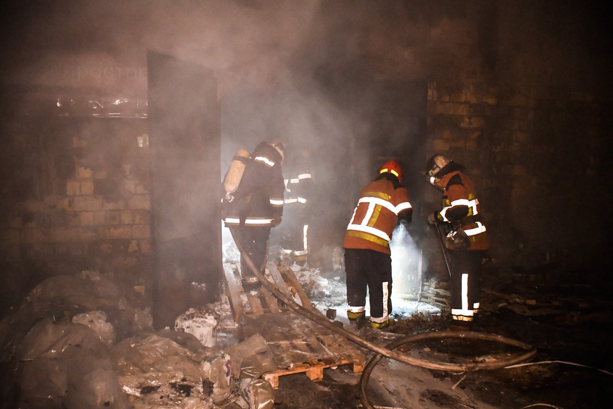 Горели складские помещения