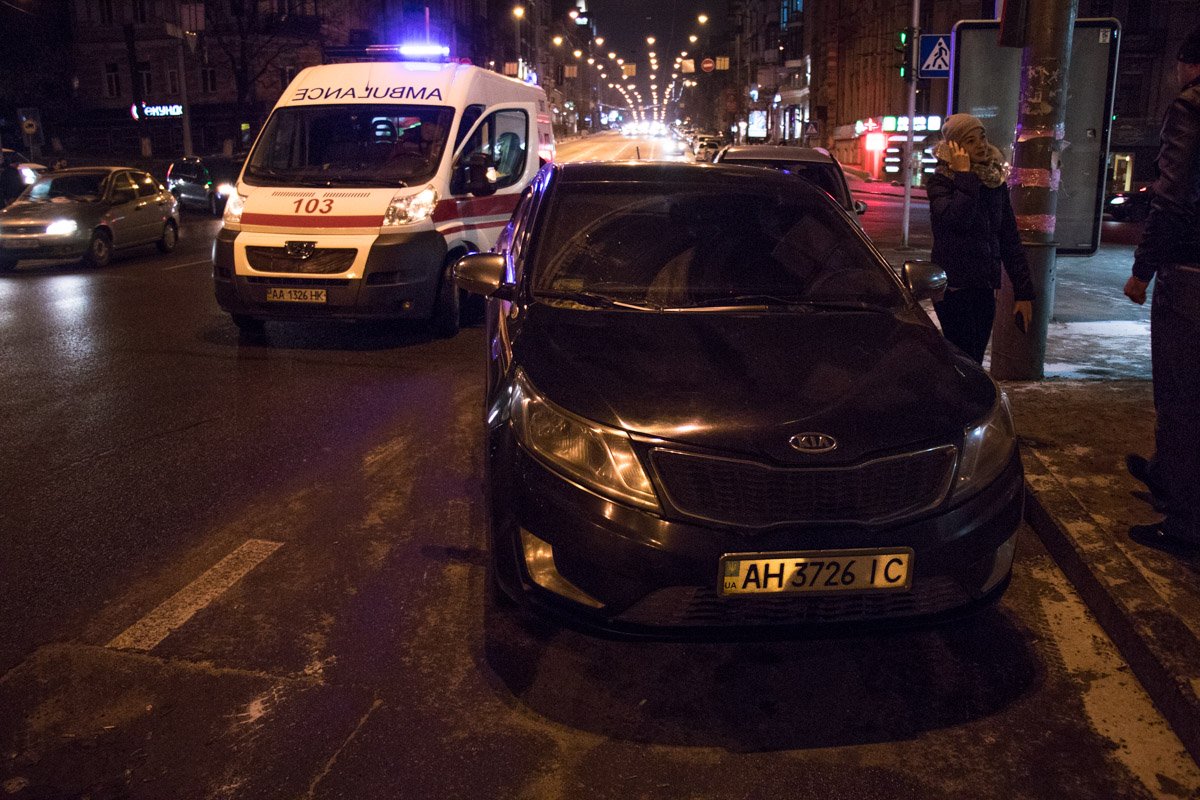 Водитель Kia в шоковом состоянии находится на месте ДТП вместе с патрульными Водитель Kia в шоковом состоянии находится на месте ДТП вместе с патрульными