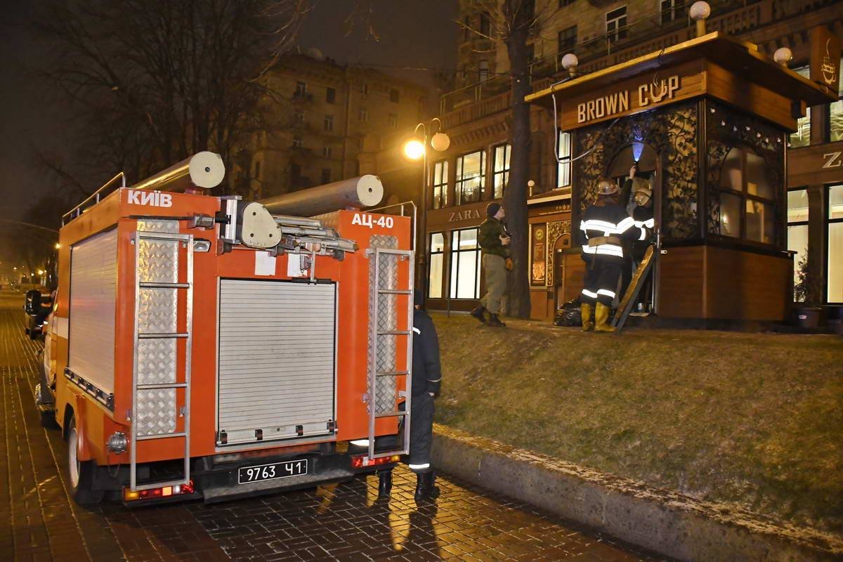 Пожарные осматривают МАФ на Крещатике после задымления Пожарные осматривают МАФ на Крещатике после задымления