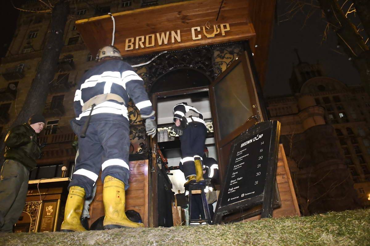 По предварительной версии, причиной задымлению стало замыкание проводки По предварительной версии, причиной задымлению стало замыкание проводки