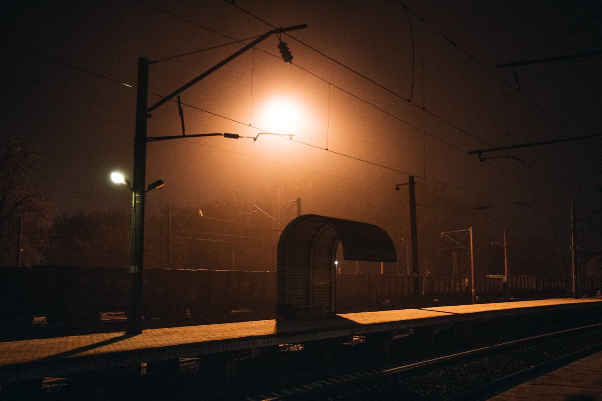 Пустынная и необычная ночная остановка на ж/д вокзале Пустынная и необычная ночная остановка на ж/д вокзале