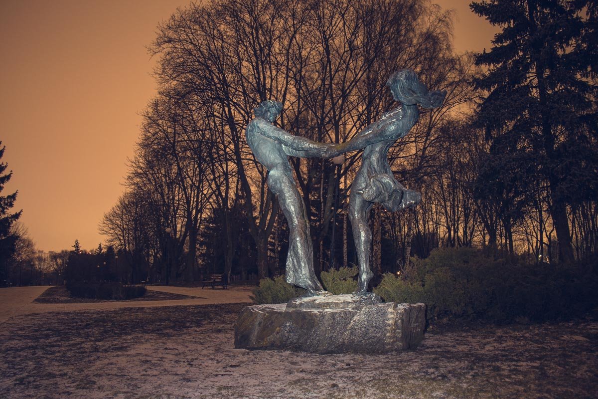 Здесь можно встретить и такие романтичные памятники Здесь можно встретить и такие романтичные памятники