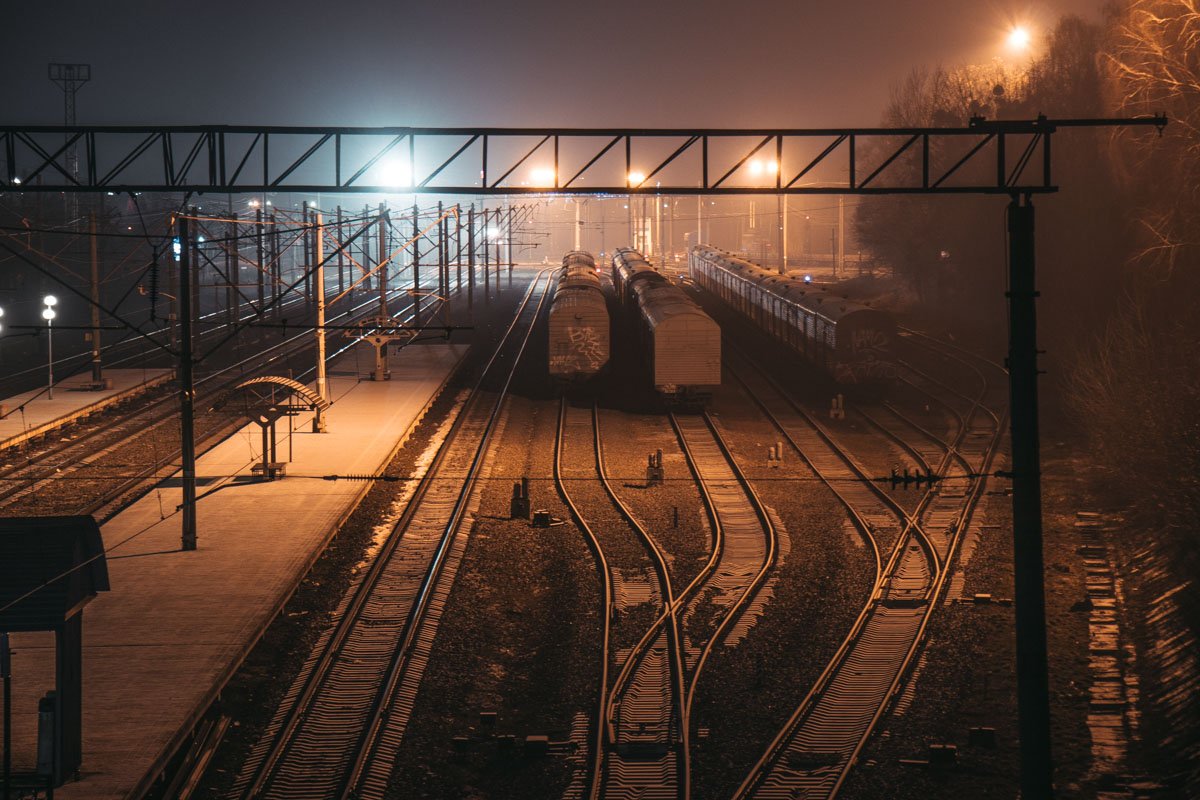 И только на железнодорожной станции работа не прекращается даже ночью И только на железнодорожной станции работа не прекращается даже ночью