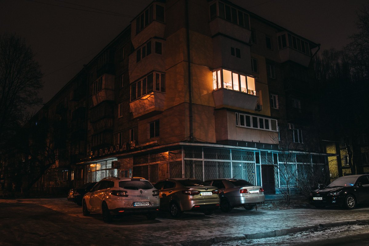 И только в одной квартире не спят под покровом ночи И только в одной квартире не спят под покровом ночи