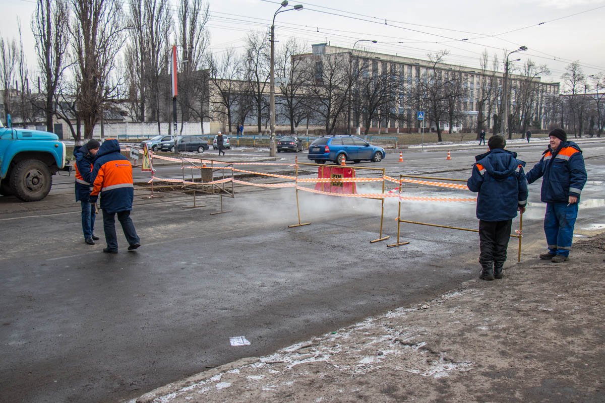 на улице Бориспольской, 3б произошел прорыв теплосети
