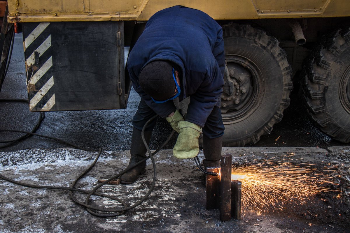 Коммунальщики разрыли асфальт и трамвайную линию, под которой проходит линия теплосети