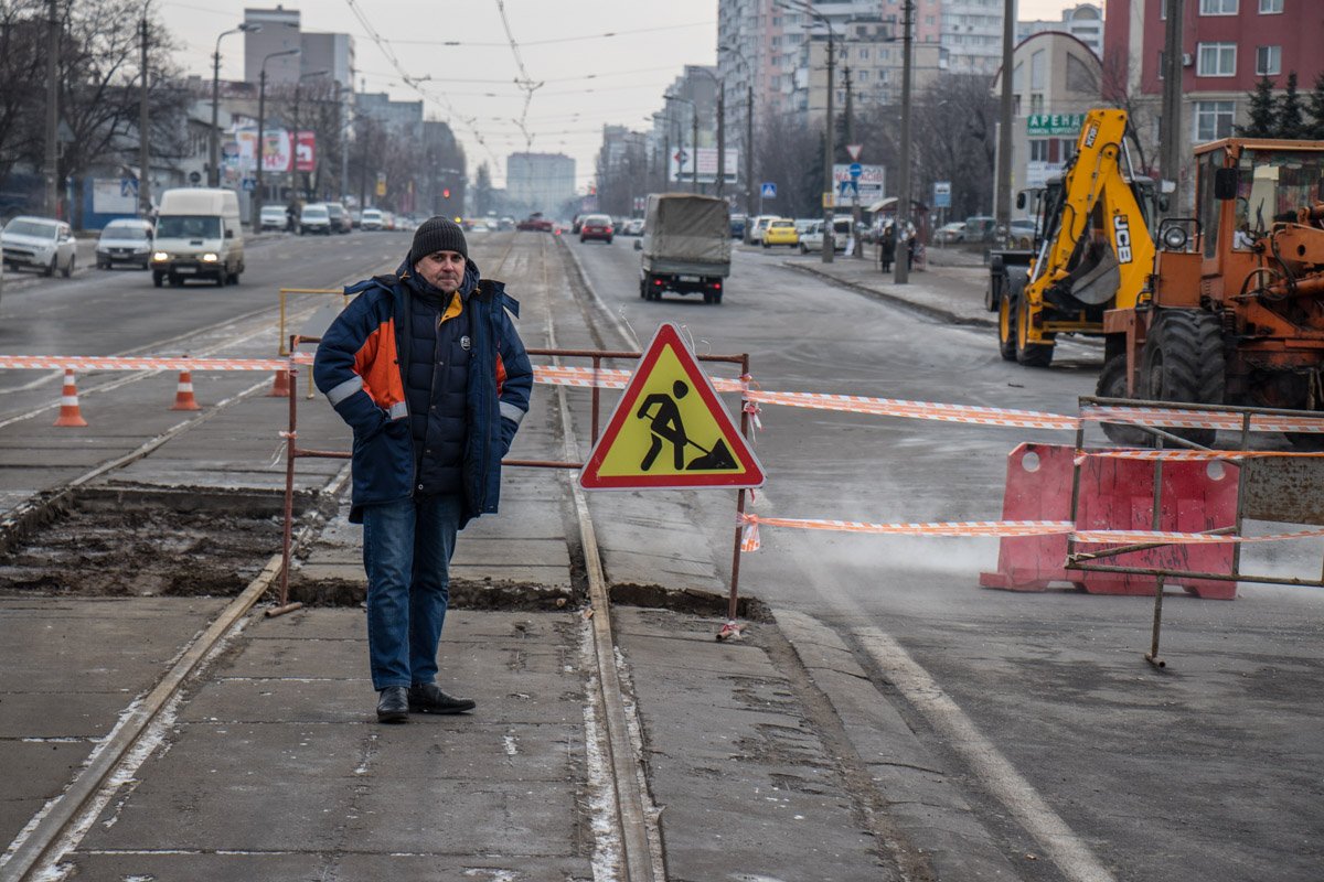 Коммунальщики работают над устранением аварии