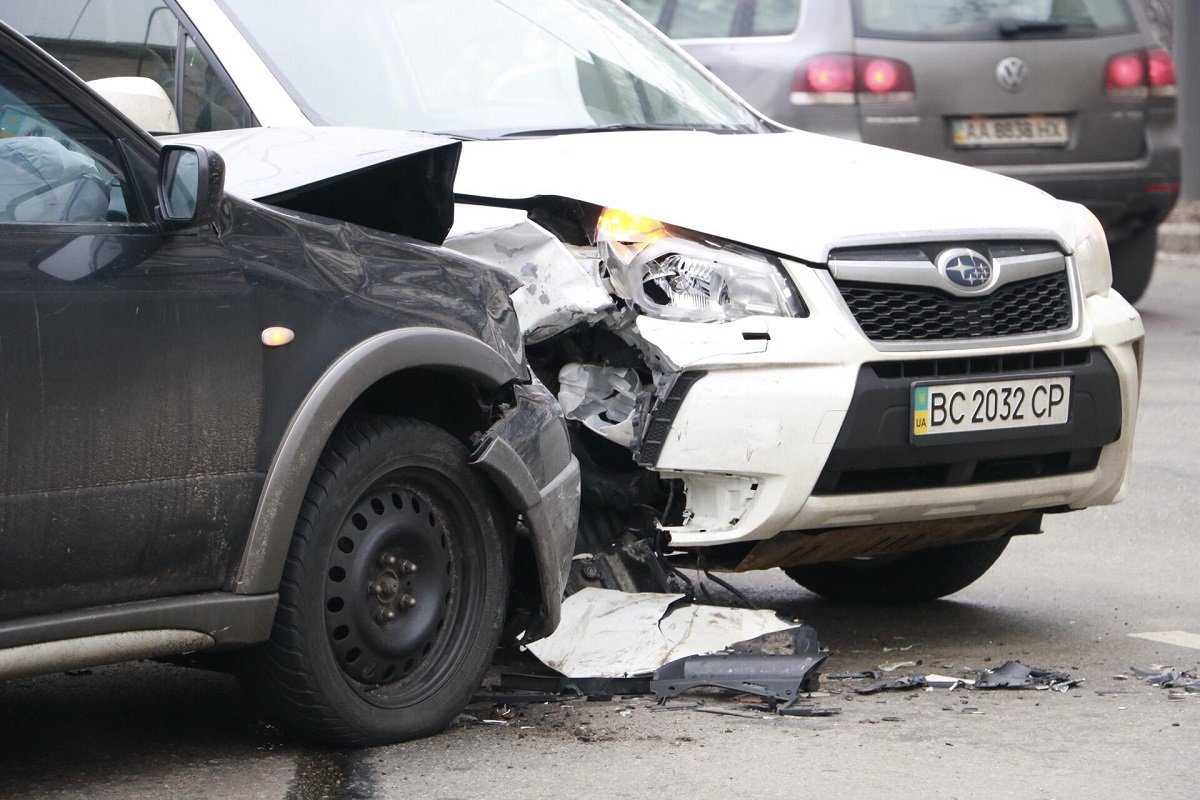 На пересечении улиц Киквидзе и Бастионной произошло столкнулись Mitsubishi Outlander и Subaru Forester