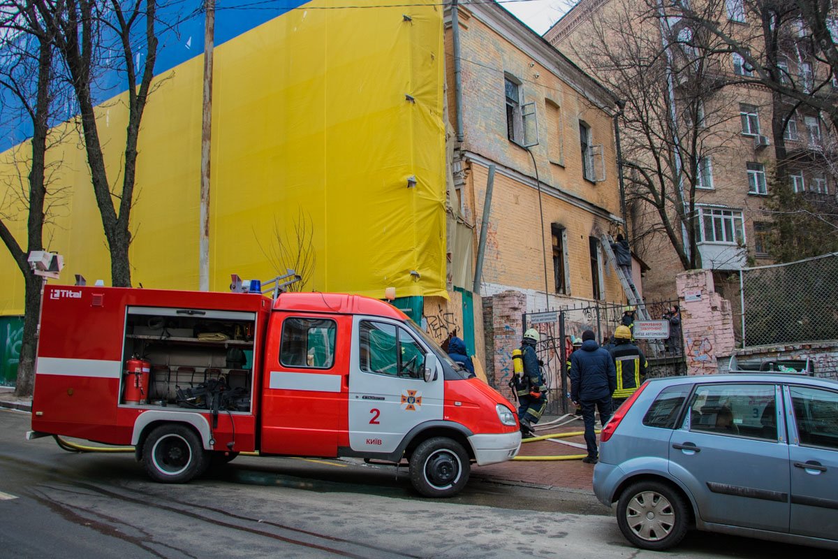 Горело здание рядом с Софийской площадью