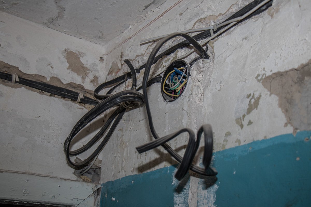 Со стен свисает проводка Со стен свисает проводка