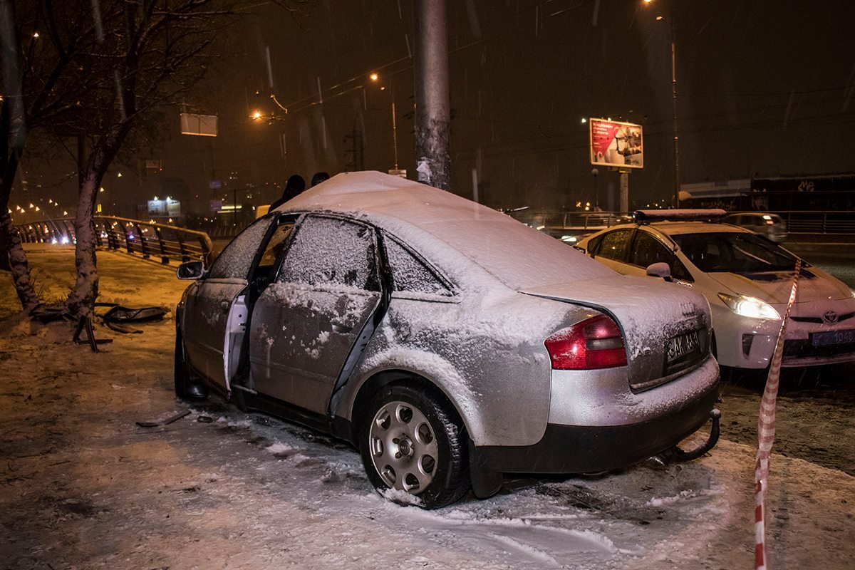 Автомобиль влетел в столб 