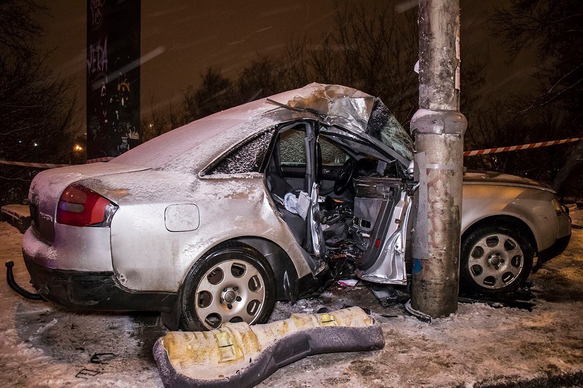 Мужчин из авто вырезали спасатели 