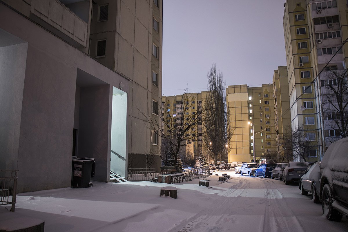 Ночью дворы пустынны Ночью дворы пустынны