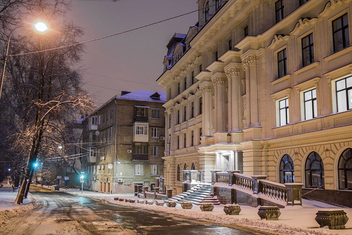 Так выглядят дворы зимой рано утром в Киеве Так выглядят дворы зимой рано утром в Киеве