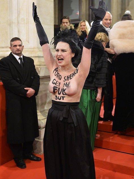 Визит принца Порошенко на Венский бал омрачила пиковая дама из FEMEN