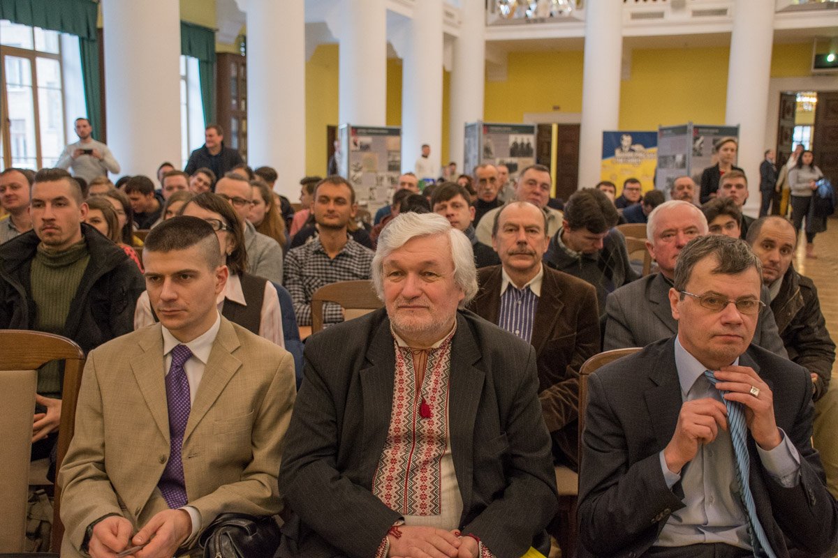 Собрались около сотни человек Собрались около сотни человек