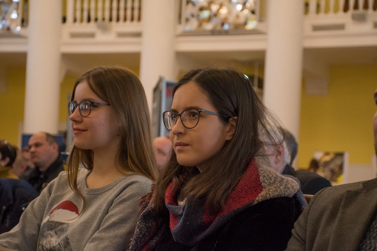 Заинтересованные слушательницы Заинтересованные слушательницы