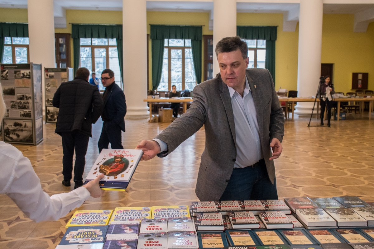 Олег Тягнибок решил выбрать книжки племянникам Олег Тягнибок решил выбрать книжки племянникам