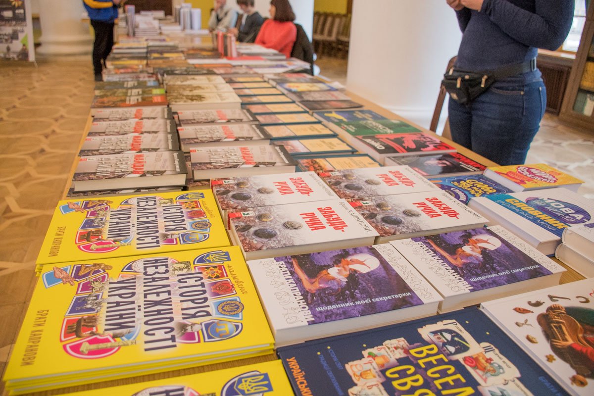 Книжная выставка включала публицистику, научную и художественную литературу Книжная выставка включала публицистику, научную и художественную литературу