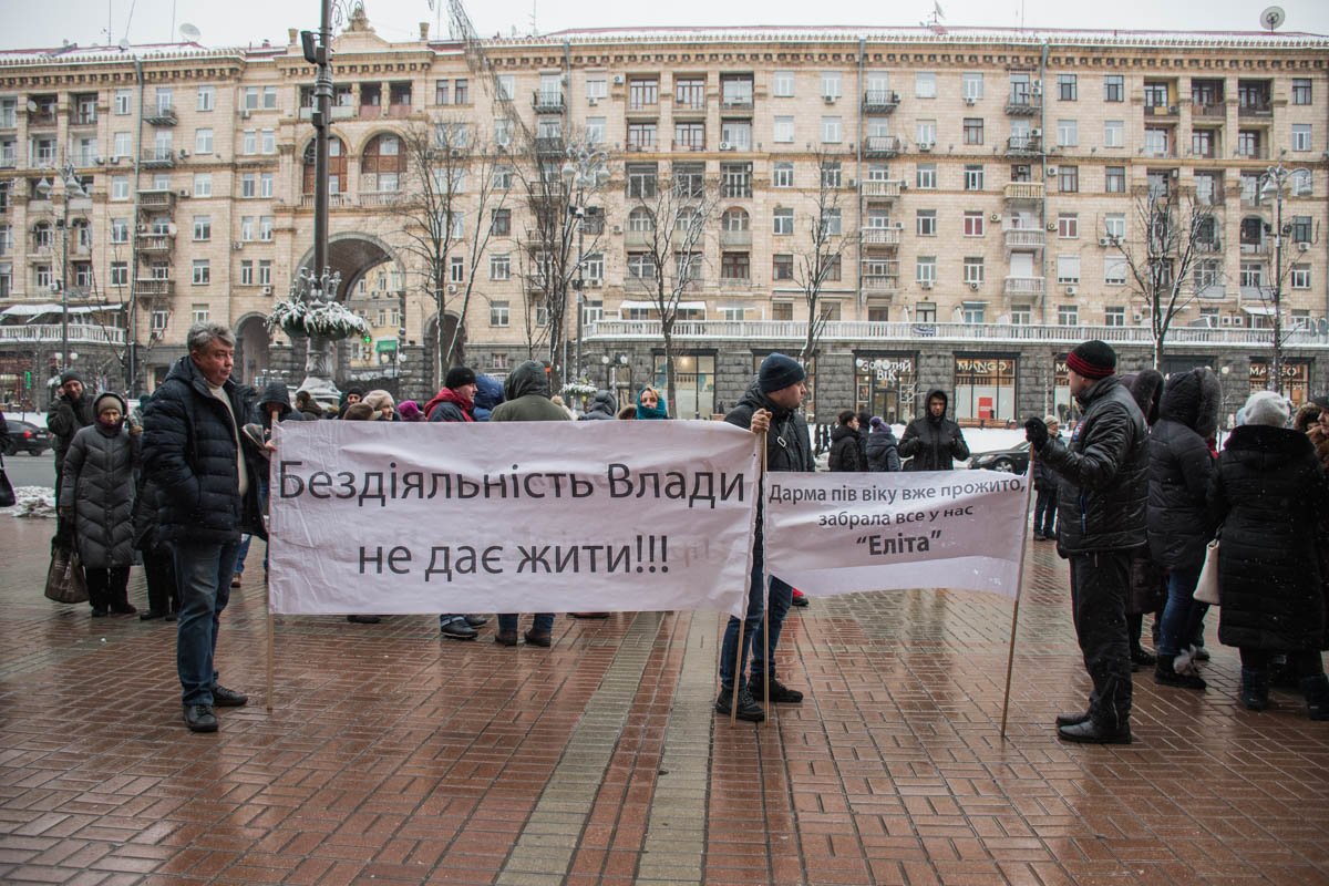 Собрались около 100 человек