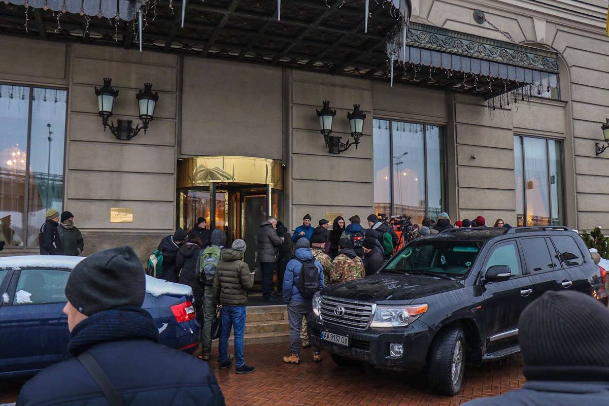 Возле отеля Fairmont собралось множество наблюдающих за развитием событий