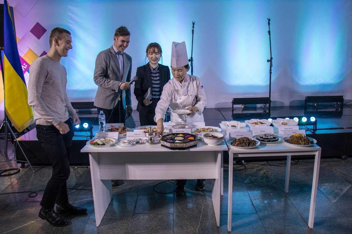 Презентация блюд корейской кухни прошла под комментарии ведущего