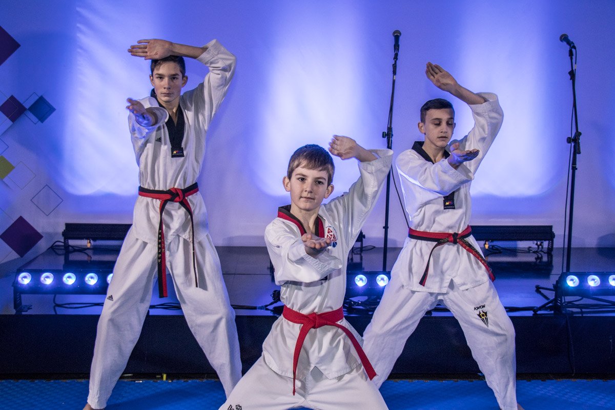 На церемонии открытия фан-зоны выступили молодые спортсмены-тхэквондисты