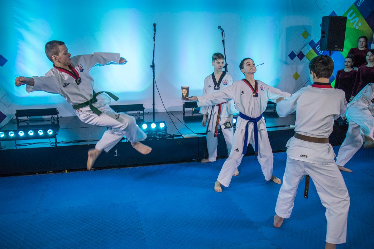 Зрители поддерживали молодых спортсменов во время выступления