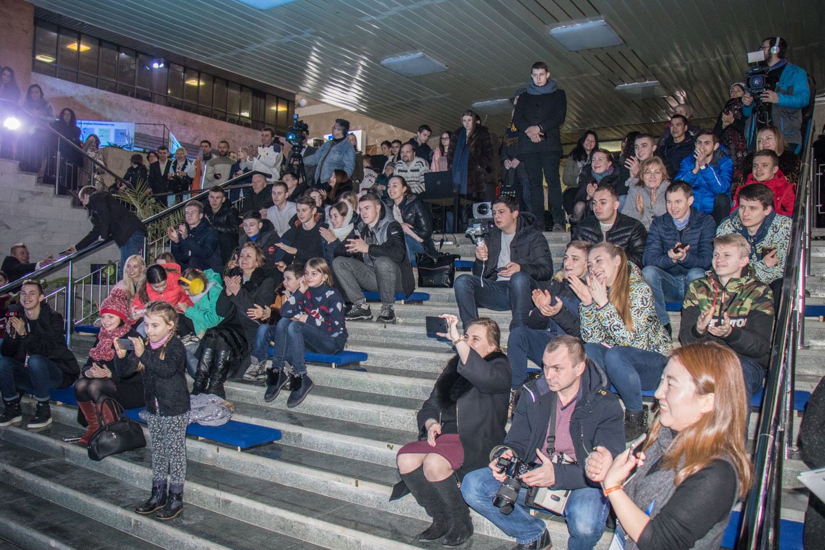 Зрители наблюдают за церемонией открытия Зимних Олимпийских игр в режиме реального времени 