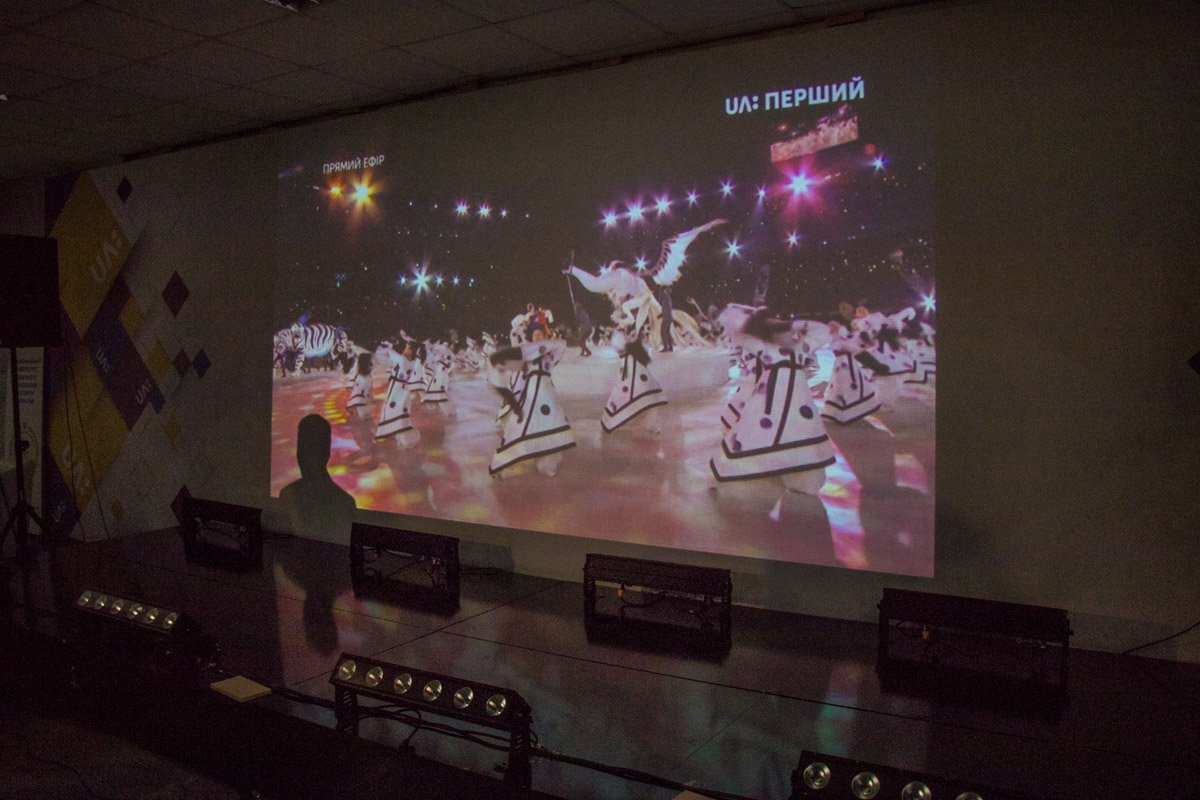 Показ открытия Олимпиады сопровождался комментариями ведущих