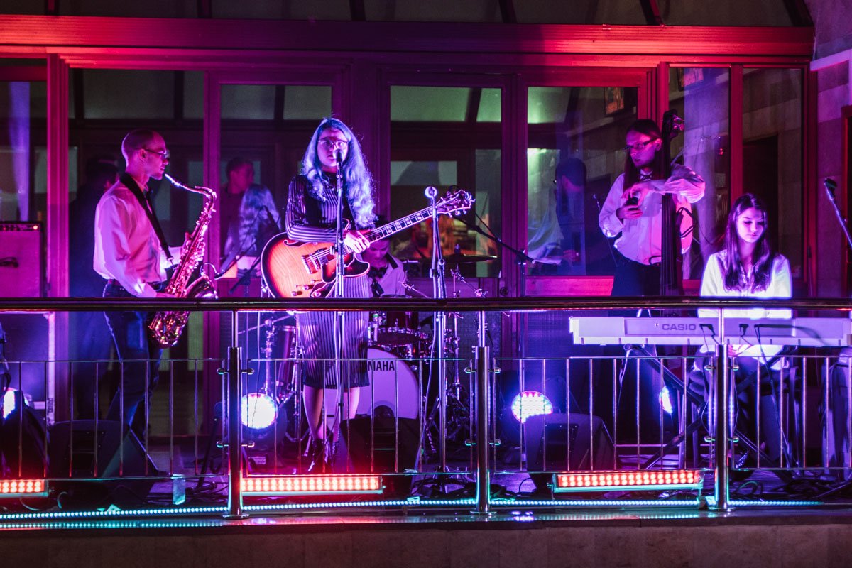 Гостей развлекали приглашенные музыканты